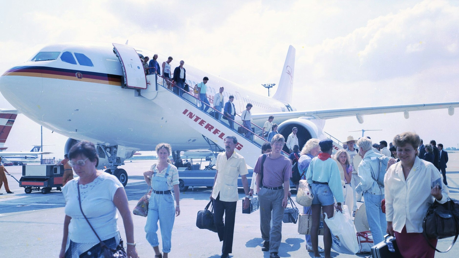 Nach dem Mauerfall 1989 steht den DDR-Bürgern die Welt offen: So wird der A310 zum Ferienflieger, bringt die Ostdeutschen erstmals nach Mallorca.