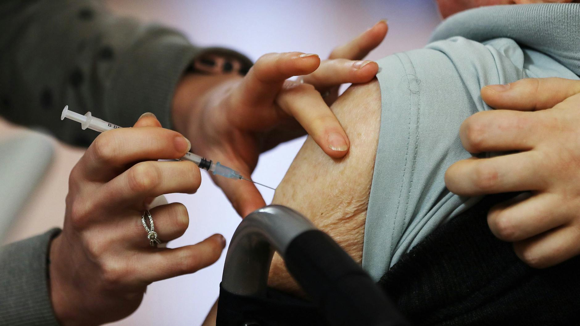 Die Gesundheitsminister von Bund und Ländern haben beschlossen, dass ab September bestimmte Risikogruppen in Deutschland eine Auffrischimpfung bekommen können.