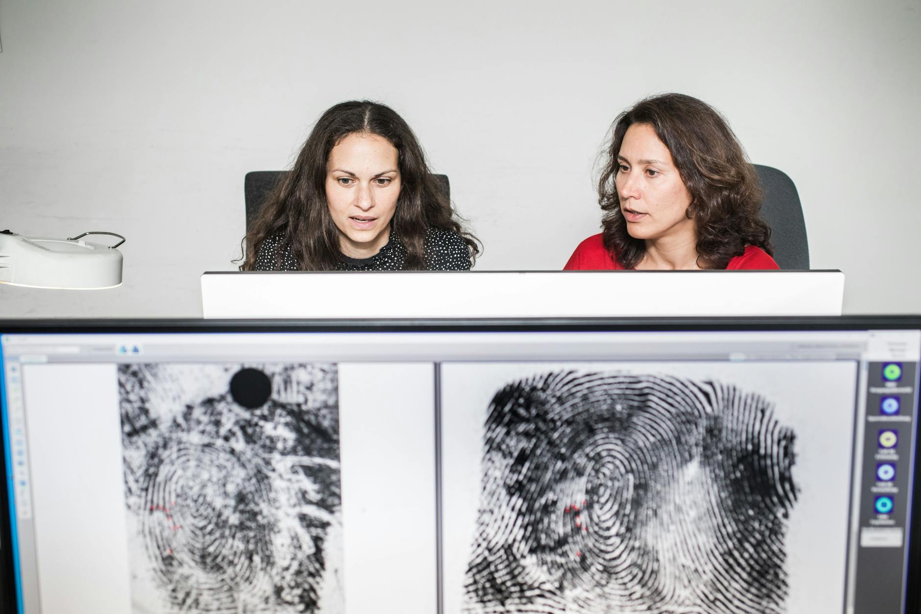 Mona Heinrich (l.) und Nesrin Krohn machen im Labor des Kriminaltechnischen Instituts der Berliner Polizei Fingerabdrücke sichtbar. Diese werden mit denen der Verdächtigen verglichen. Ihre Aufgabe ist es, daktyloskopische Spuren zu identifizieren und einem Verursacher zuzuordnen.