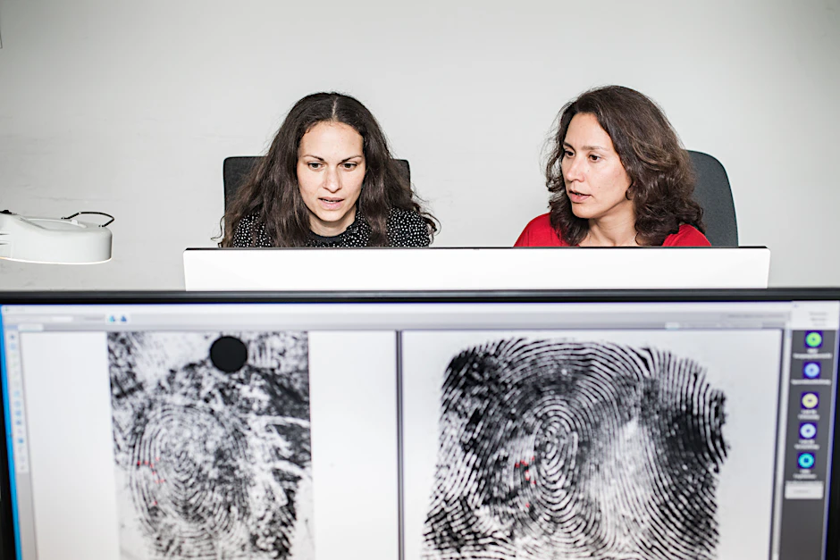 Mona Heinrich (l.) und Nesrin Krohn machen im Labor des Kriminaltechnischen Instituts der Berliner Polizei Fingerabdrücke sichtbar. Diese werden mit denen der Verdächtigen verglichen. Ihre Aufgabe ist es, daktyloskopische Spuren zu identifizieren und einem Verursacher zuzuordnen.