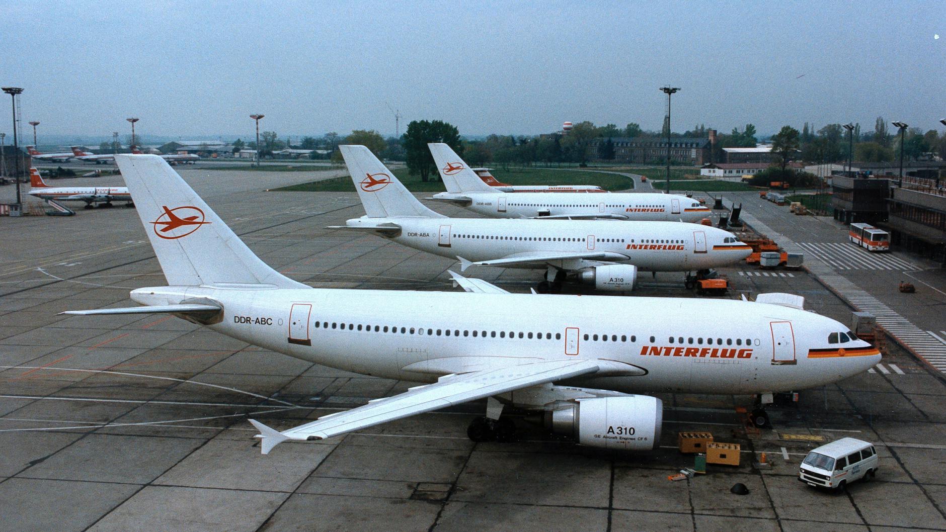 Die drei Airbus-Maschinen im Dienste der Interflug in Schönefeld: Vorn ist der A310 (DDR-ABC), der nun seine letzte Mission erfüllt. Die Jets dahinter wurden später Flieger der Bundesregierung.