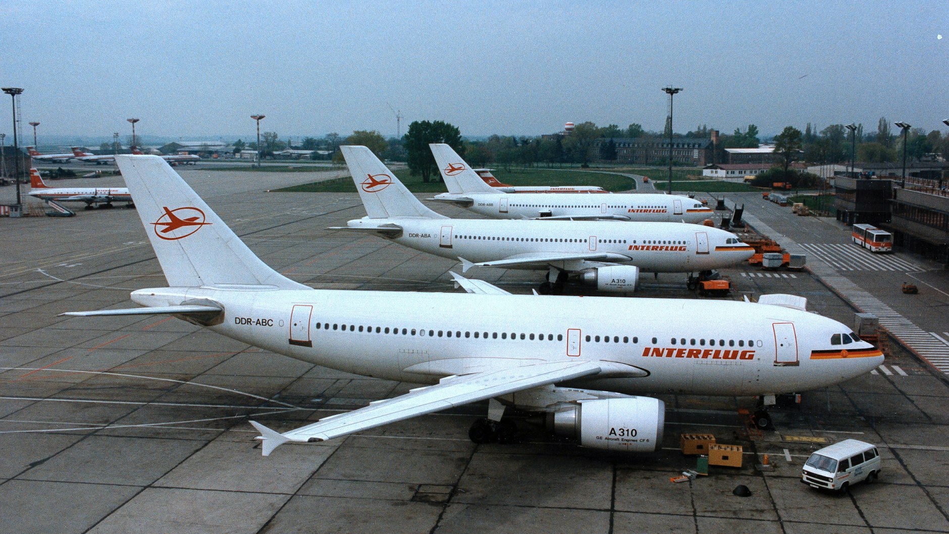 Die drei Airbus-Maschinen im Dienste der Interflug in Schönefeld: Vorn ist der A310 (DDR-ABC), der nun seine letzte Mission erfüllt. Die Jets dahinter wurden später Flieger der Bundesregierung.