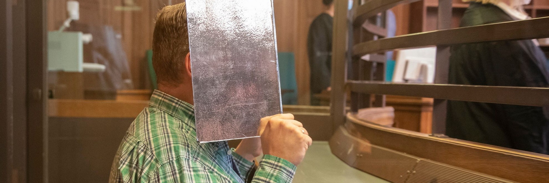 Der Pädagoge saß auch am 3. Prozesstag regungslos im grünkarierten Hemd auf der Anklagebank.