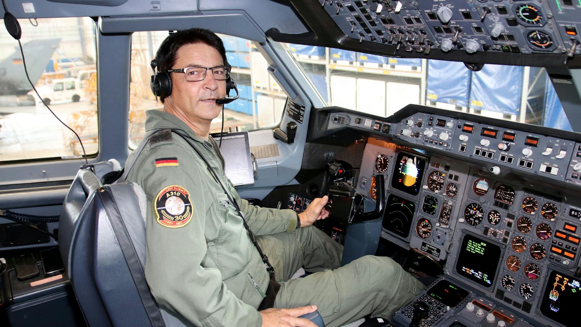 <br>Oberst Johannes Stamm im Airbus-Cockpit. Er sollte den Abschiedsflug der einstigen DDR-Maschine fliegen, der für den 20. August geplant war. <br><br>
