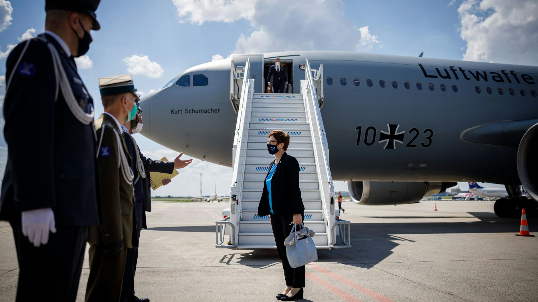 Der A310 flog auch Promis: Verteidigungsministerin Annegret Kramp-Karrenbauer landete mit „Kurt“ im Juli 2020 zu einem Arbeitsbesuch in der polnischen Hauptstadt Warschau.