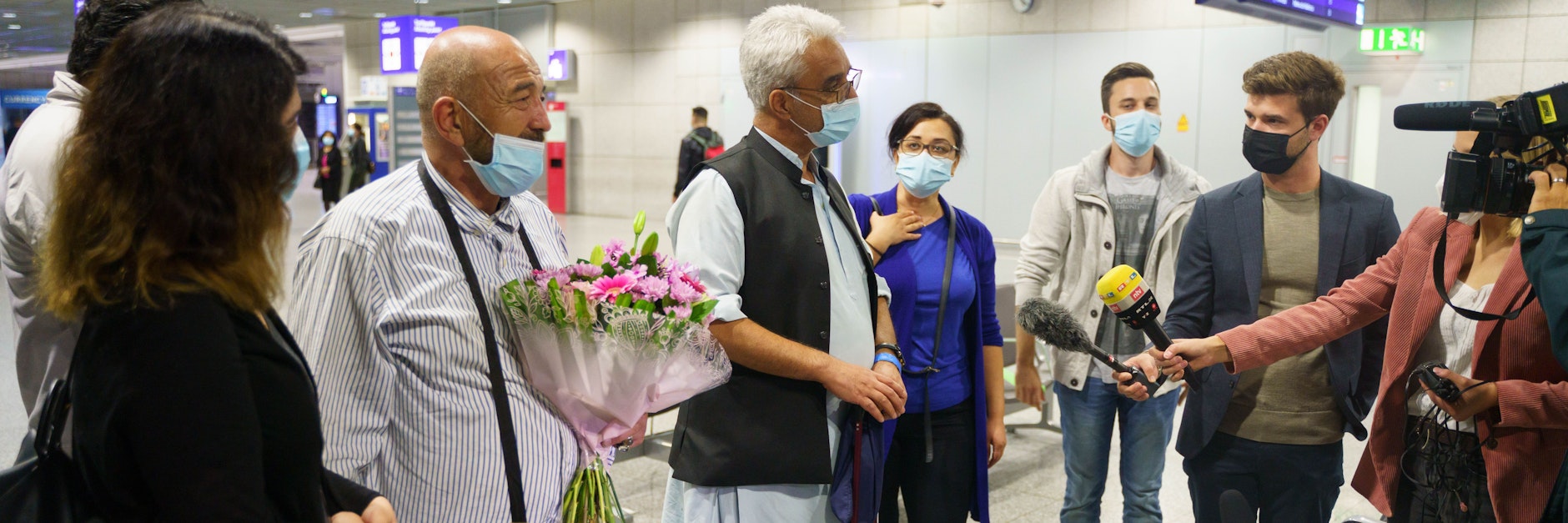Mahmud Sadjadi (M.) schilderte am Frankfurter Flughafen die Situation in Kabul.