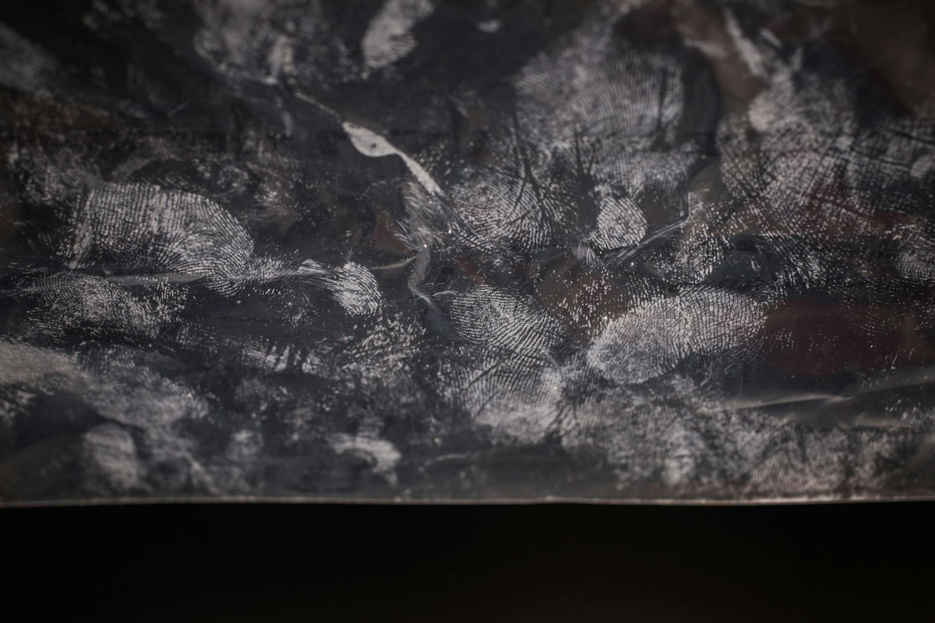 Bei komplizierten Spurenlagen wie diesen kommt es auf die Erfahrung der Daktyloskopin an.