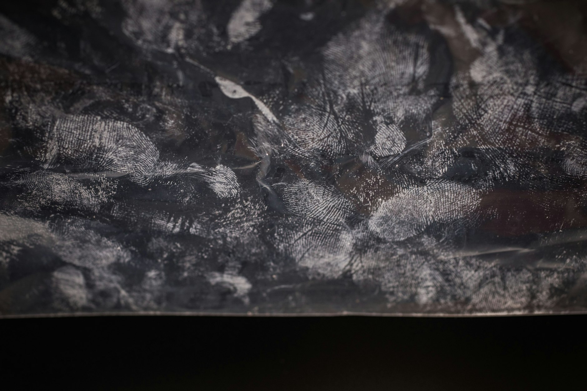 Bei komplizierten Spurenlagen wie diesen kommt es auf die Erfahrung der Daktyloskopin an.