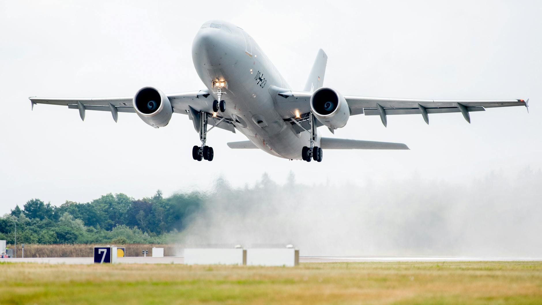 Auf dem Flugplatz Wunstorf in Niedersachsen startet der A310 zu seiner Afghanistan-Mission.