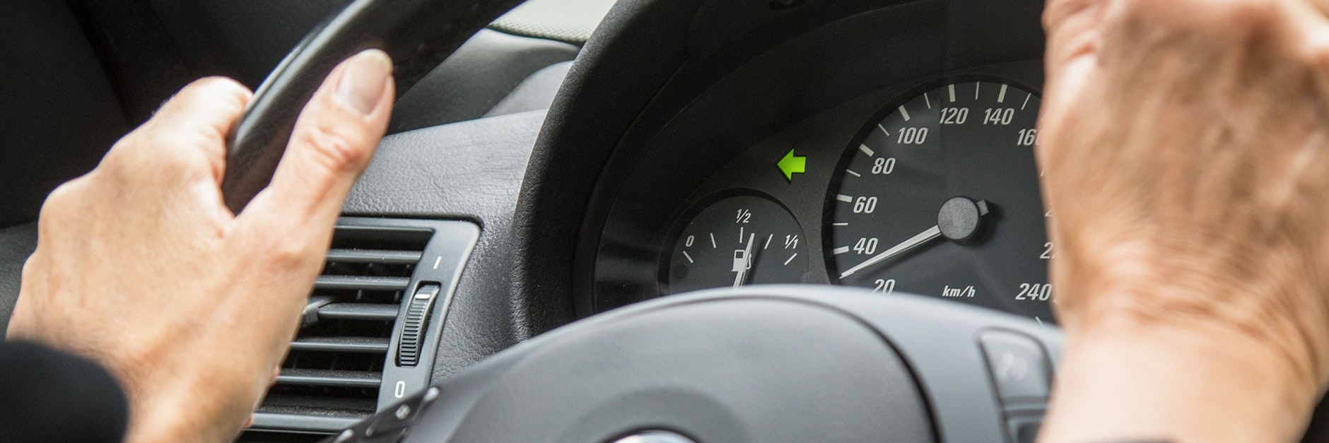 Der Blinker ist im Straßenverkehr ein wichtiges Kommunikationsmittel. Wer ihn falsch oder gar nicht benutzt, riskiert mehr als nur ein Bußgeld.