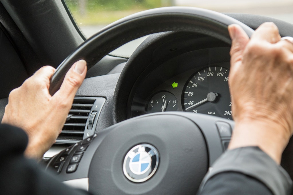 Abbiegen, überholen, Kreisverkehr Wann müssen Autofahrer blinken? Hier alle Regeln