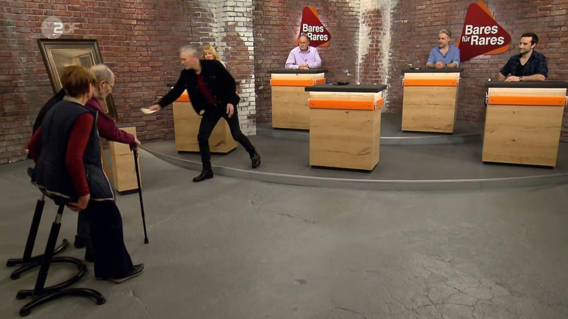 „Bares für Rares“-Händler Christian Vechtel zahlt 420 Euro für das Gemälde, obwohl es ein kleines Loch in der Leinwand hat.