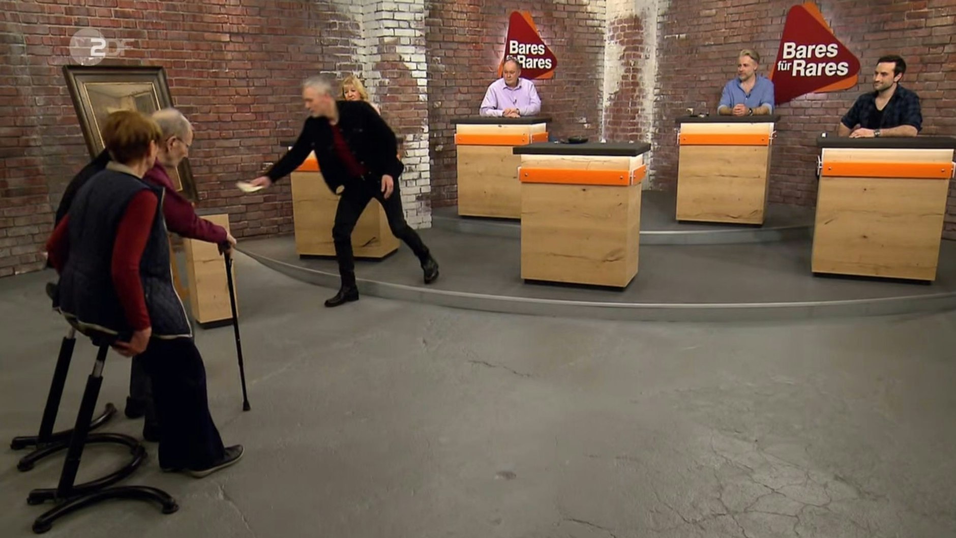 „Bares für Rares“-Händler Christian Vechtel zahlt 420 Euro für das Gemälde, obwohl es ein kleines Loch in der Leinwand hat.