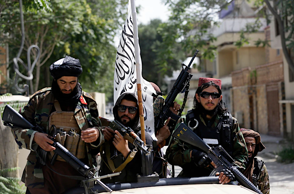 Kämpfer der Taliban patrouillieren durch Kabul (19.08.2021).