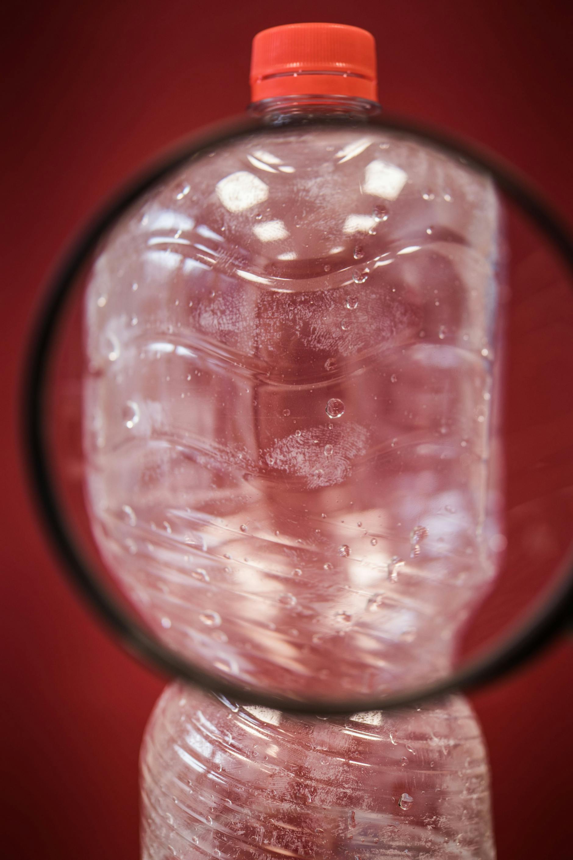 Durch das Bedampfen mit Cyanacrylat konnten diese Fingerabdrücke auf einer Plastikflasche sichtbar gemacht werden.