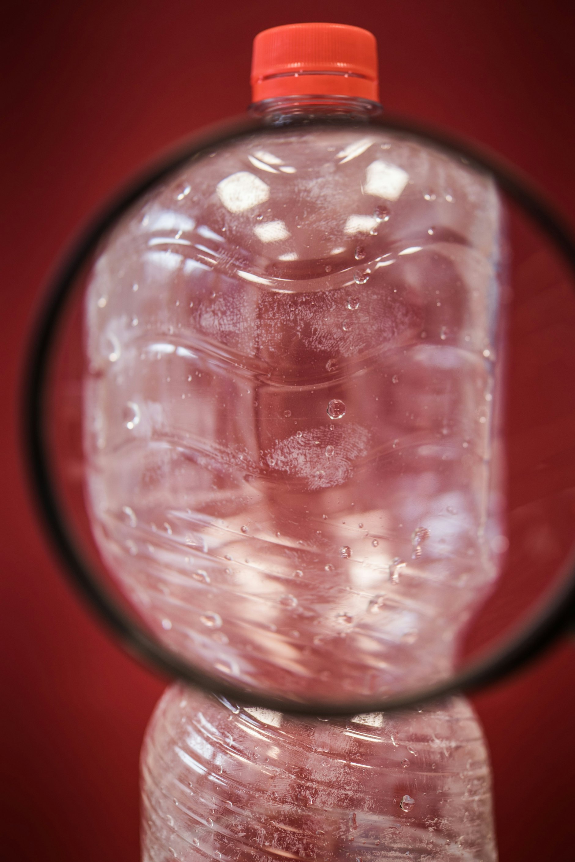 Durch das Bedampfen mit Cyanacrylat konnten diese Fingerabdrücke auf einer Plastikflasche sichtbar gemacht werden.