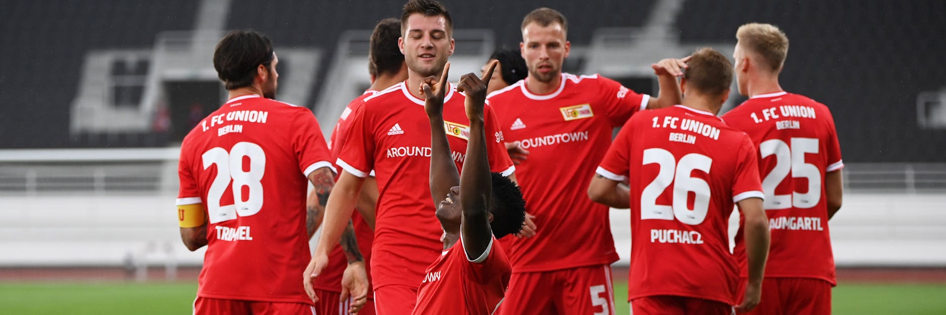 Die Unioner Christopher Trimmel, Robin Knoche, Taiwo Awoniyi, Marvin Friedrich, Tymoteusz Puchacz und Timo Baumgartl (v.l.) jubeln nach dem Tor zum 0:1. 