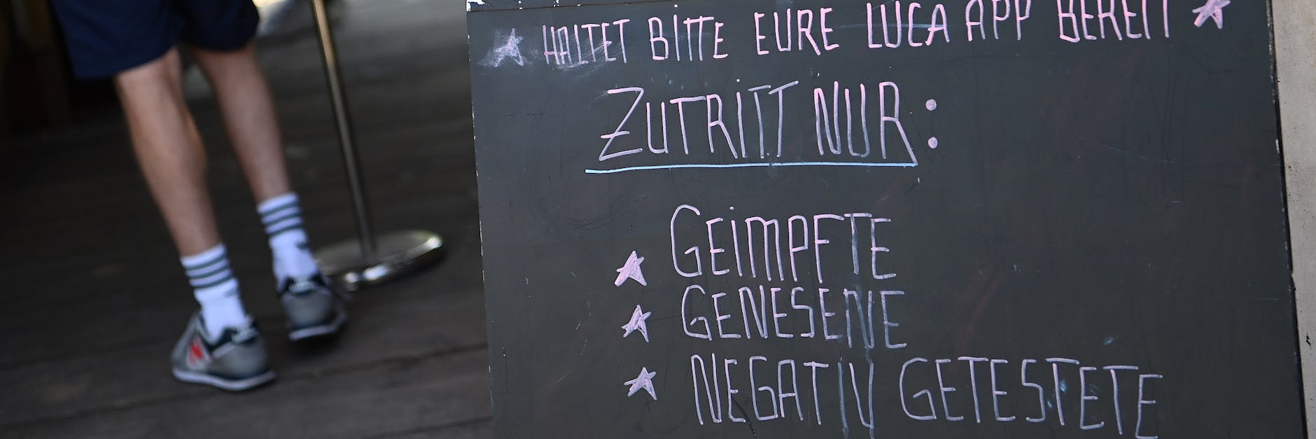 Am Eingang vom Festsaal Kreuzberg: Eintritt zu Veranstaltungen haben nur noch Geimpfte und Getestete.