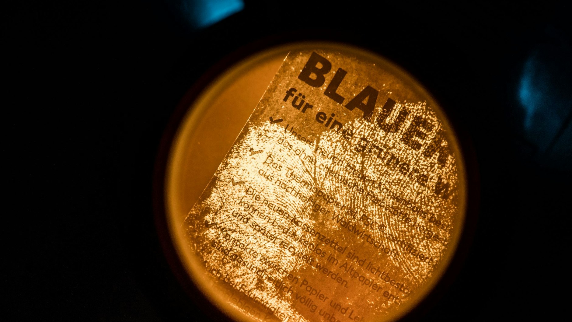 Auch auf Papier können im Labor Fingerabdrücke sichtbar gemacht werden.