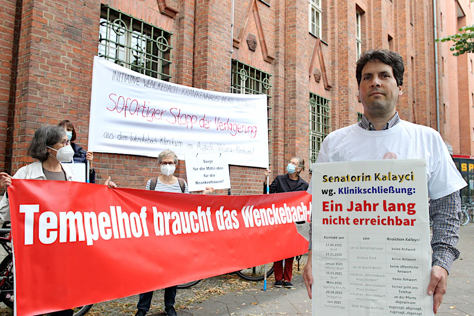 Die Initiative „Gemeingut in BürgerInnenhand“ protestiert mit anderen Demonstranten gegen das Aus für das Wenckebach-Klinikum.