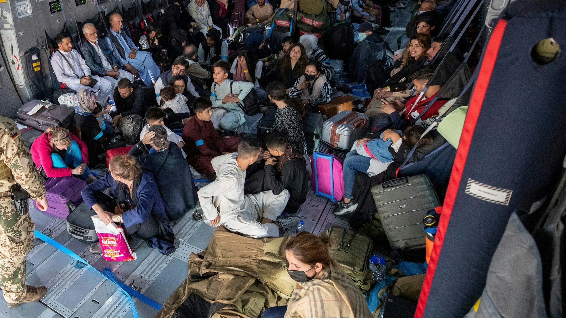 In einem Großraumflugzeug der Luftwaffe werden die ersten Flüchtlinge aus Afghanistan nach Usbekistan geflogen. Dort steht bereits der A310 mit anderen Jets in Bereitschaft, um die Menschen nach Deutschland zu bringen.