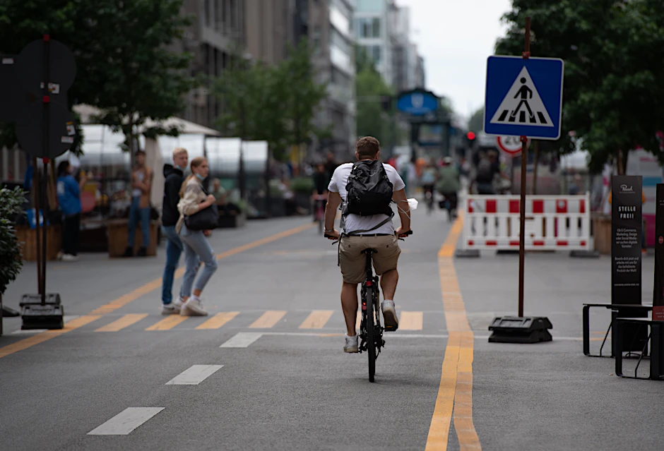 Vor allem in Großstädten wie Berlin sind Radfahrer eher langsam unterwegs (Symbolbild).
