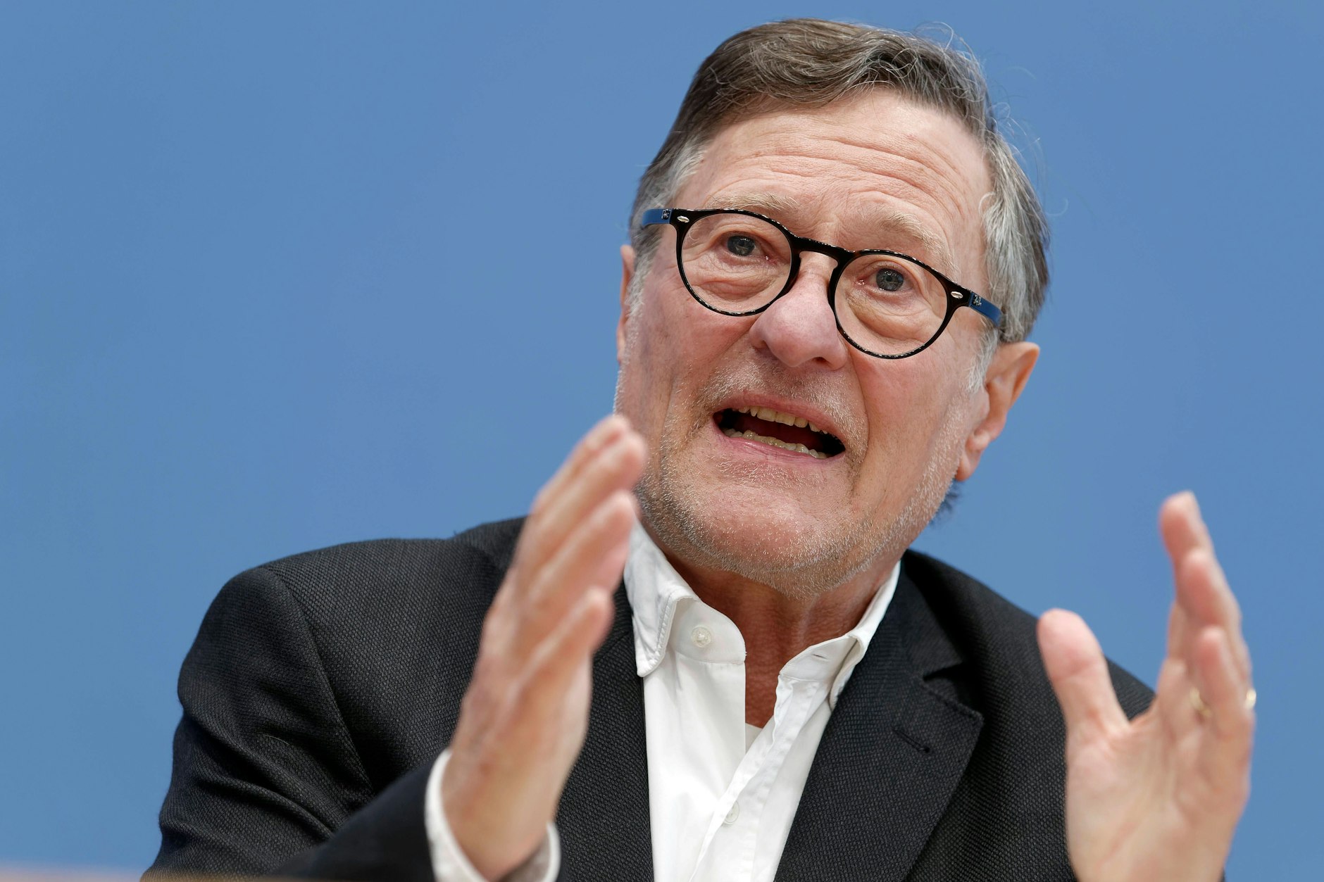 Hartmut Bäumer, Vorsitzender von Transparency International Deutschland, übt scharfe Kritik am CSU-geführten Verkehrsministerium.&nbsp;