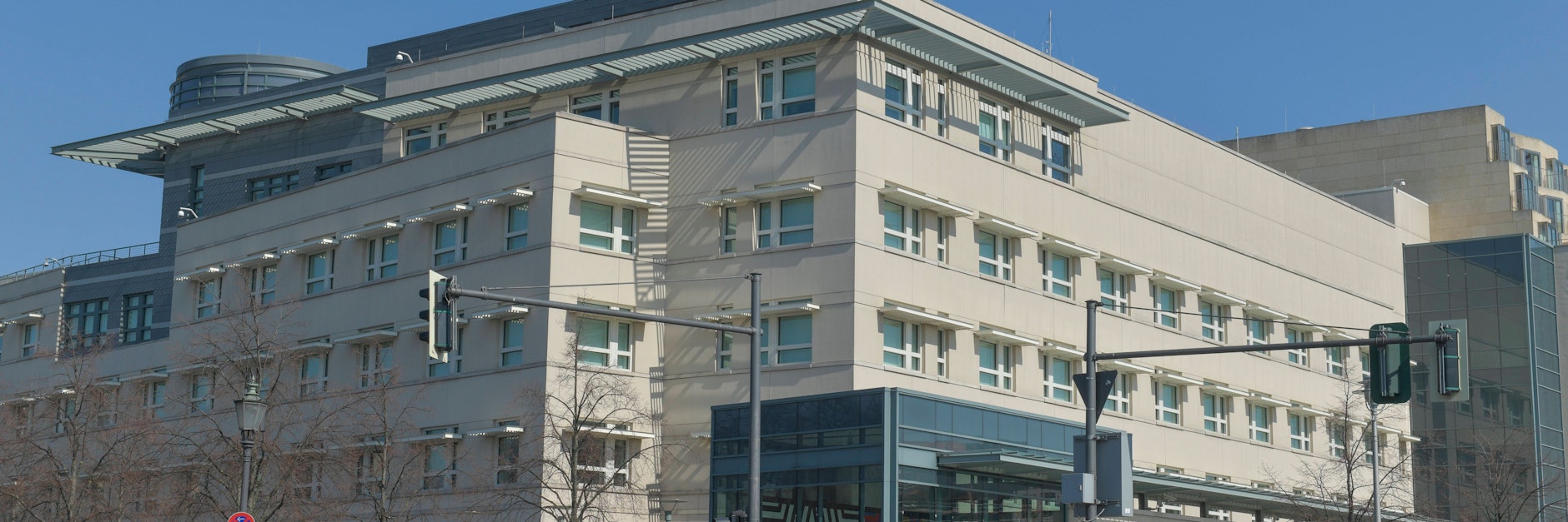 Die Botschaft der Vereinigten Staaten von Amerika in Berlin-Mitte