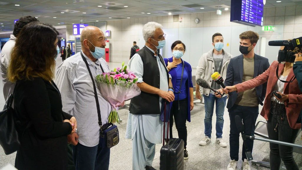 Frankfurt am Main: Afghanen sind nach ihrer Evakuierung in Deutschland eingetroffen.