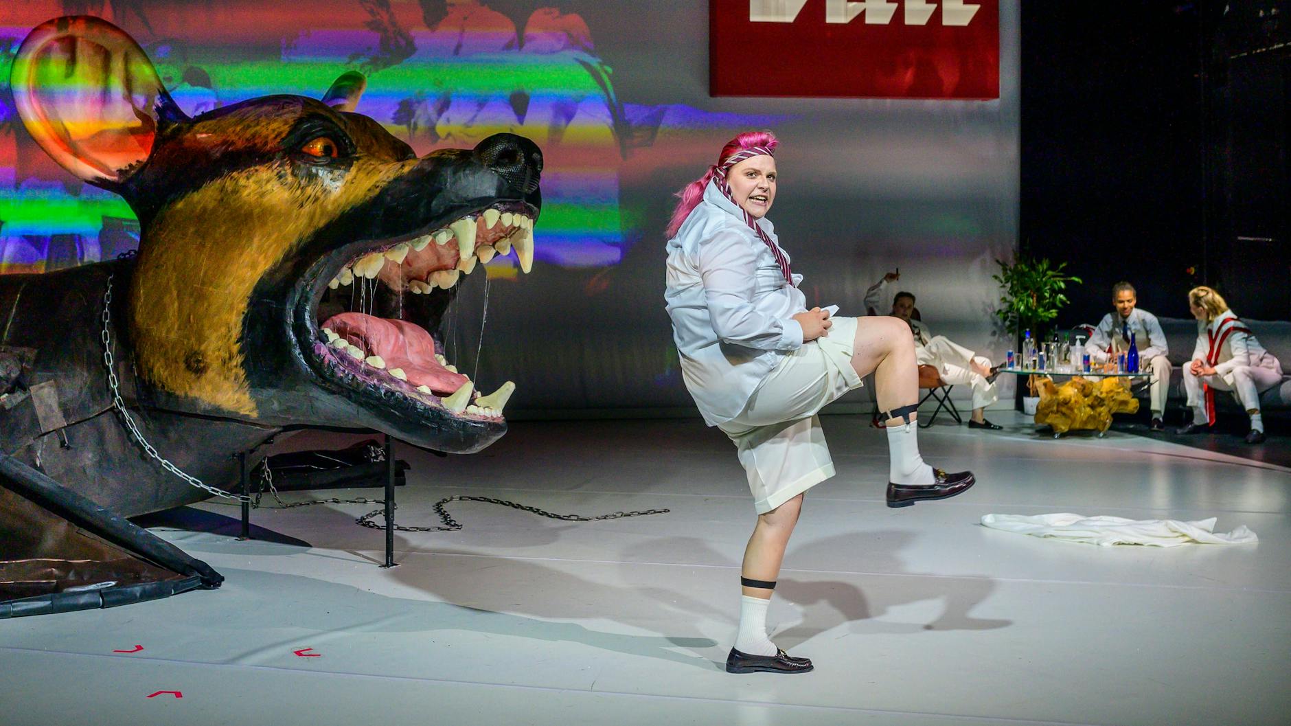 Das hungrige Mischwesen und die vier Spielerinnen: Stefanie Reinsperger, Claude De Demo, Cynthia Micas und Bettina Hoppe (v. l.)