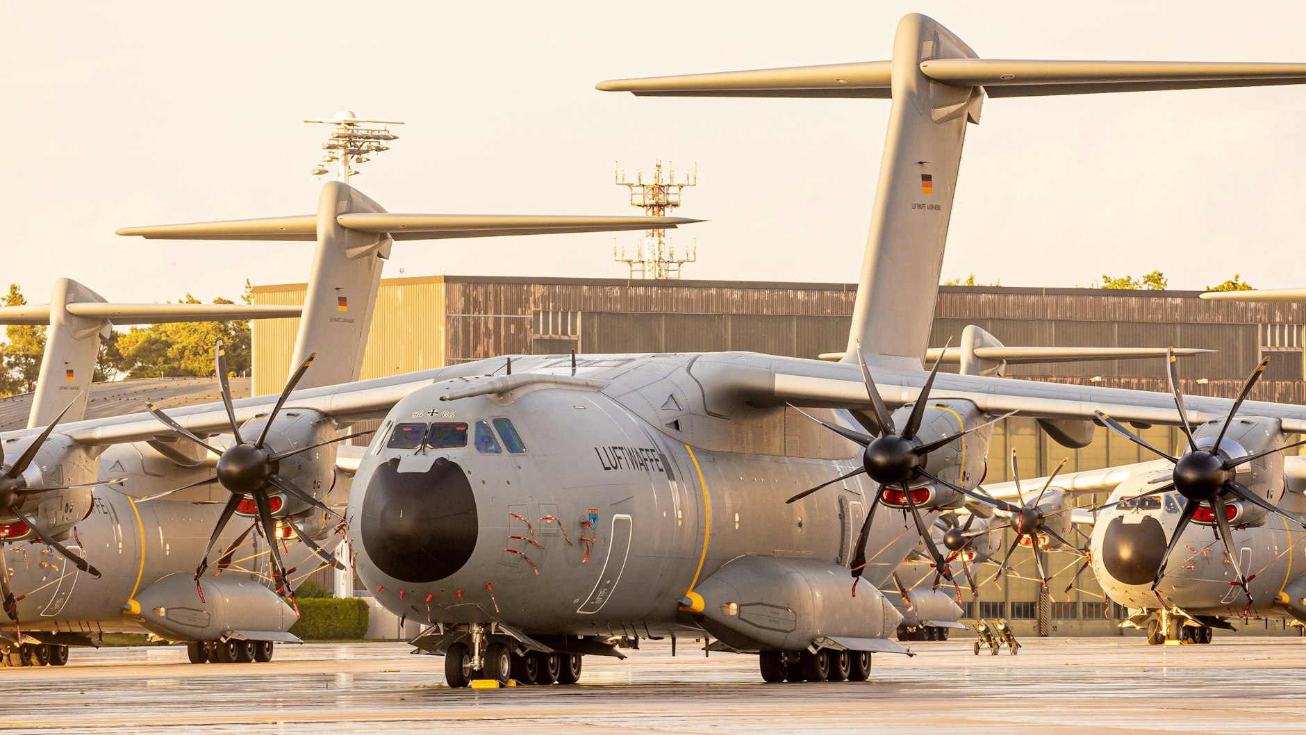 Transportflugzeuge vom Typ Airbus A400M der Luftwaffe stehen auf dem Fliegerhorst Wunstorf bereit, um Ortskräfte zu holen.