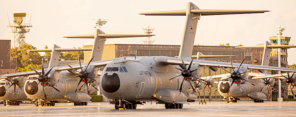 Transportflugzeuge vom Typ Airbus A400M der Luftwaffe stehen auf dem Fliegerhorst Wunstorf bereit, um Ortskräfte zu holen.