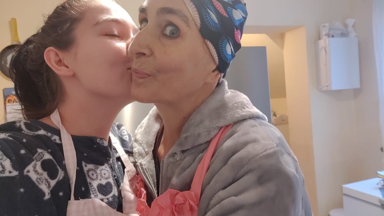 Vanessa mit ihrer Mutter Melitta. Sie erkrankte im Sommer 2020 ein zweites Mal an Brustkrebs