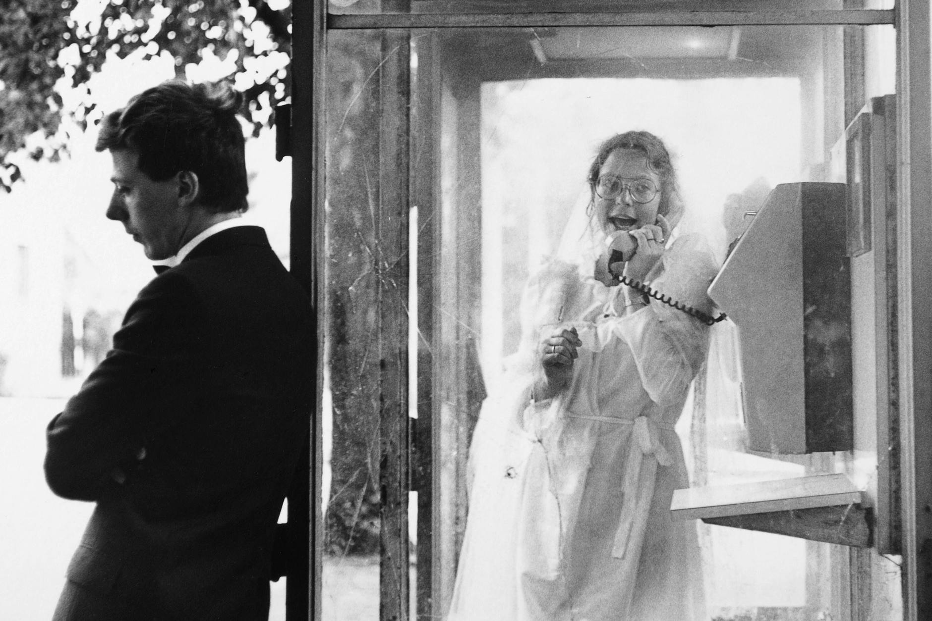 Hochzeitspaar in einer Telefonzelle in Leipzig, 1984 