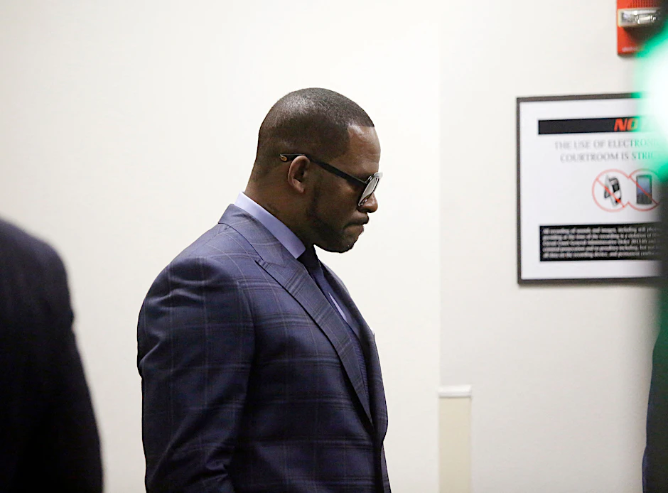 R. Kelly musste sich schon früher wegen des Besitzes von Bildern schweren sexuellen Kindesmissbrauchs verantworten, wurde aber freigesprochen.