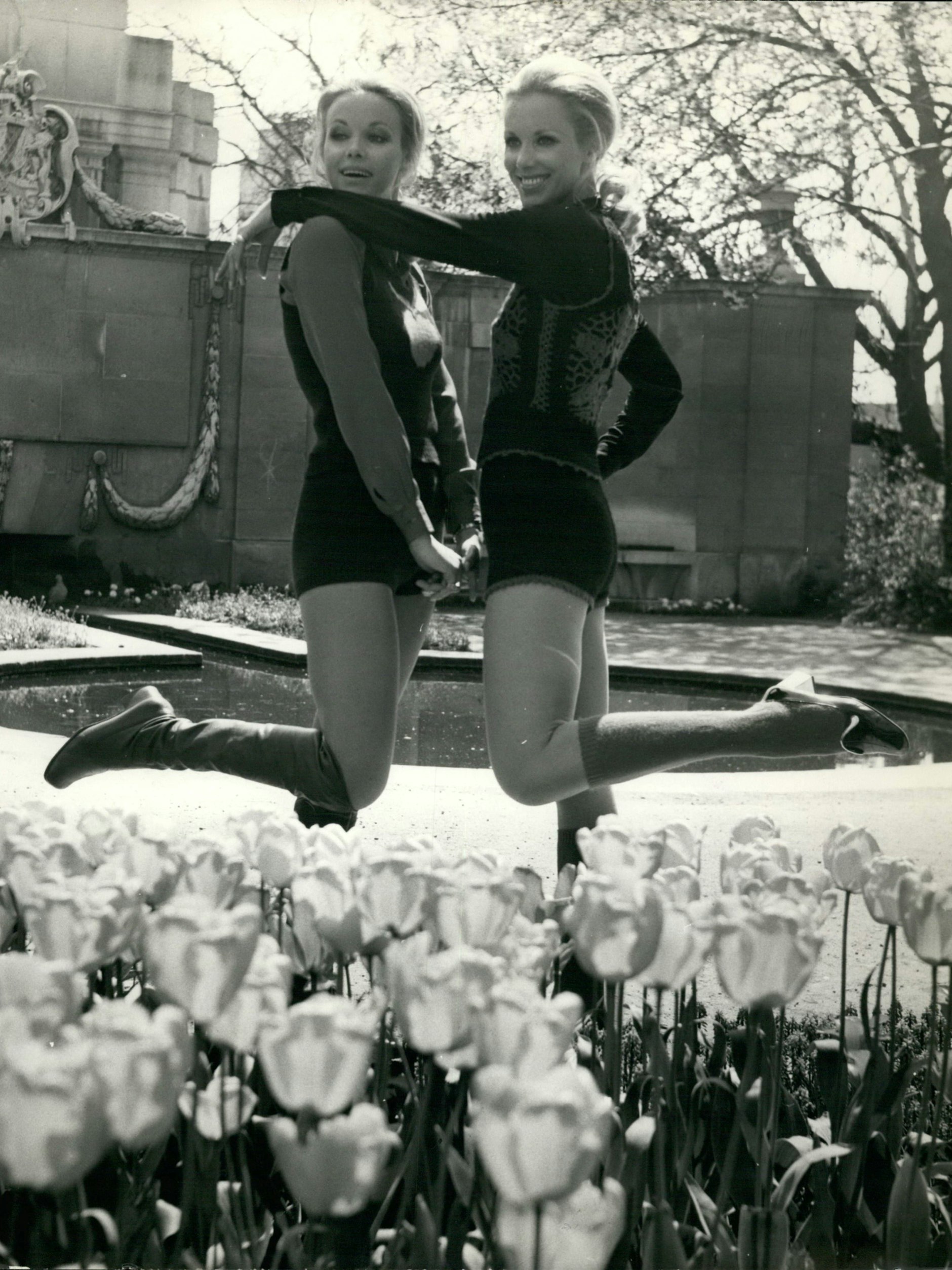 Alice und Ellen Kessler bei einem Auftritt in London 1971