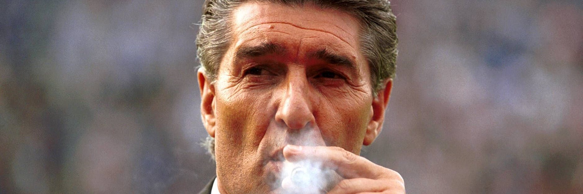 Rudi Assauer auf Schalke mit seiner damals obligatorischen Zigarre im Jahre 2002.