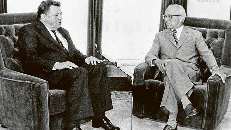 Im Sommer 1983 besuchte Franz Josef Strauß in die DDR und traf Erich Honecker. Dem klammen SED-Staat half der damalige bayerische Ministerpräsident mit einem Milliardenkredit aus, sorgte dafür, dass die Interflug die Jets aus dem Westen bekam.