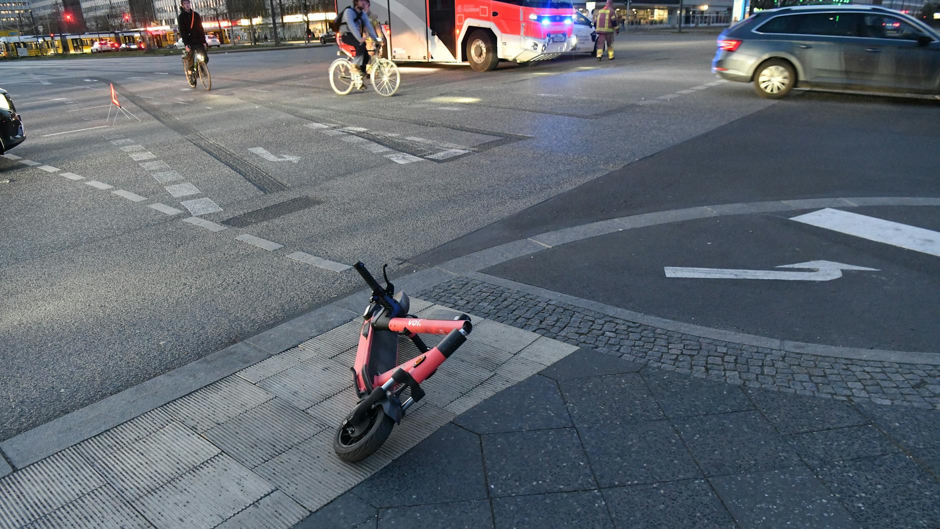 An e-scooter in the aftermath of an accident with a car Alexanderplatz in April 2021. The driver was injured in a collision with a car.