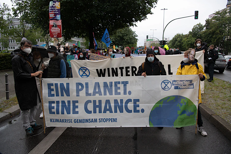 Teilnehmer an der Demonstration für mehr Klimaschutz gehen auf der Wilhelmstraße.&nbsp;