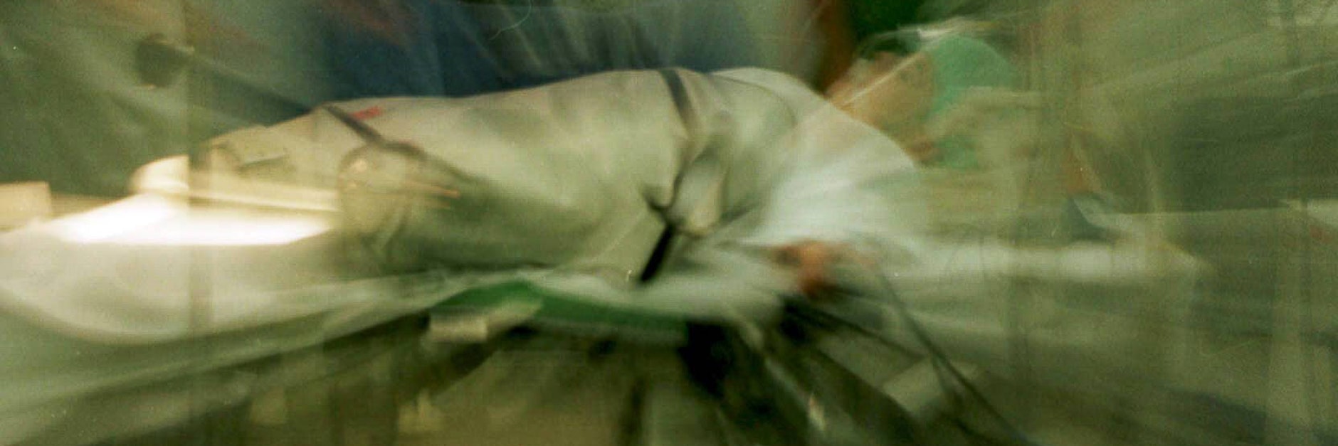 Ein Patient auf der Intensivstation eines Krankenhauses