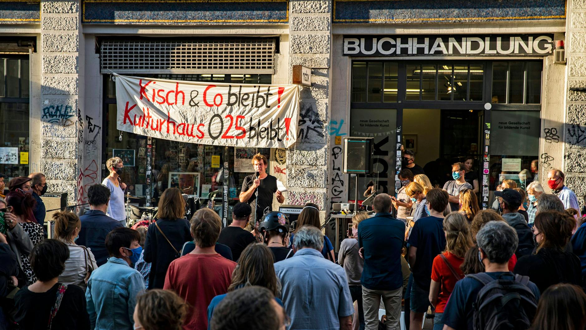 Kisch & Co. am bisherigen Standort in der Oranienstraße 25. Menschen protestieren im Juli 2020 für den Erhalt.