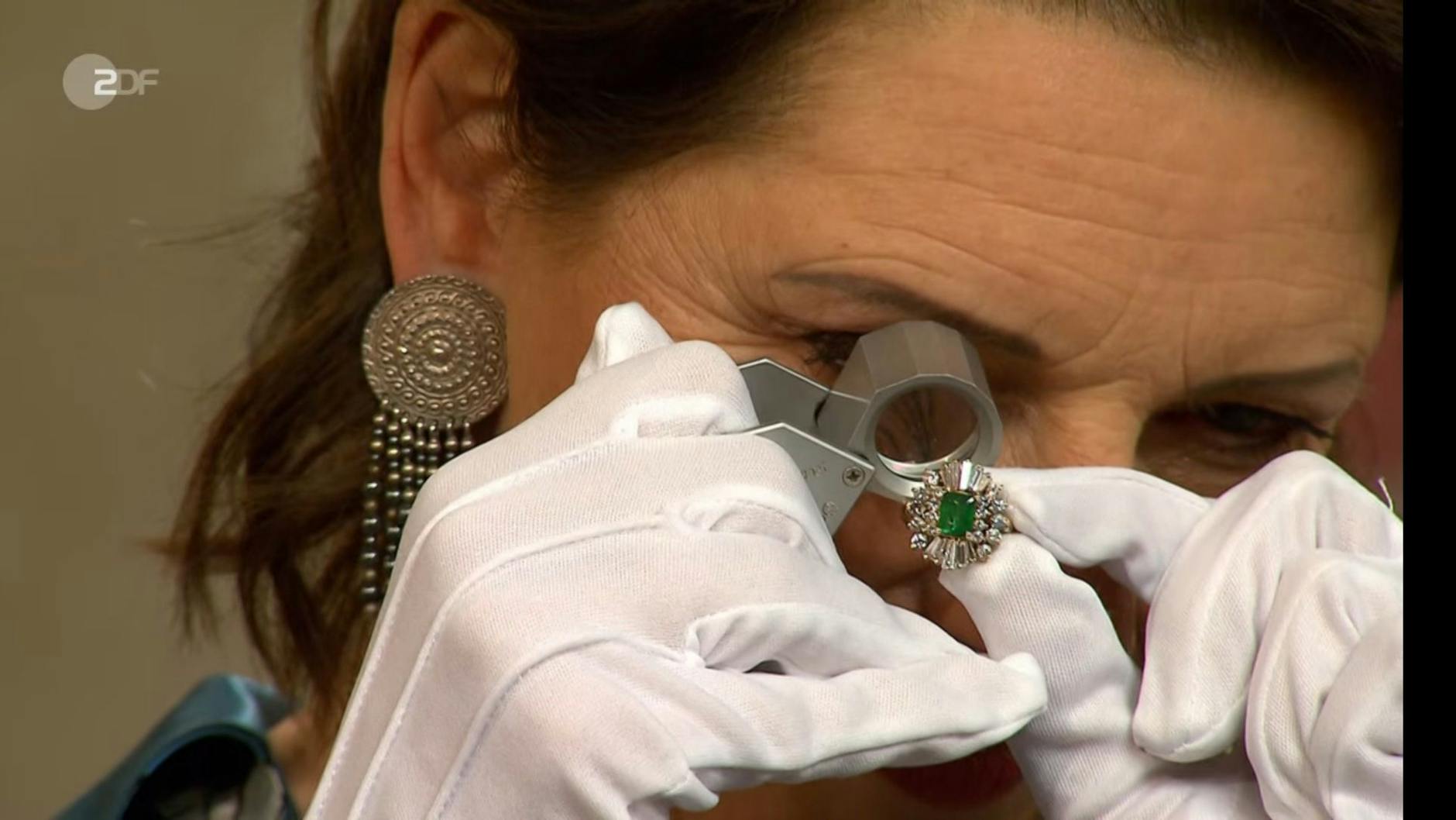 Leider findet die „Bares für Rares“-Expertin viele Macken bei dem prächtigen Ring.