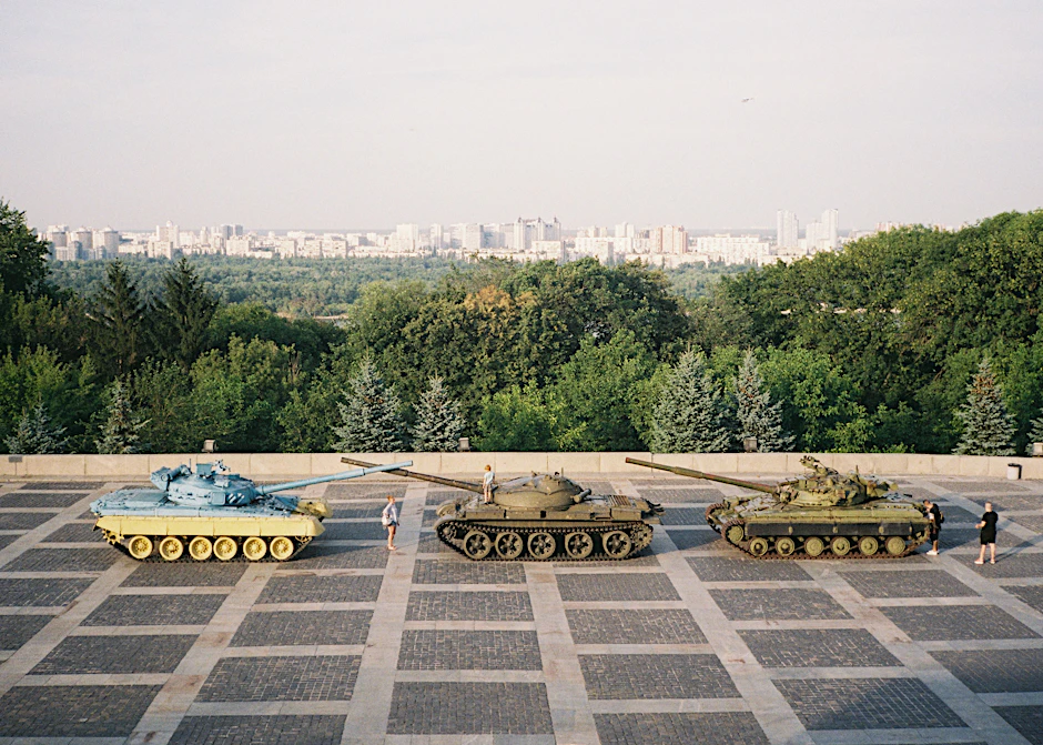 Sowjetische T-80 Panzer vor der Kulisse von Kiew im Sommer 2021.