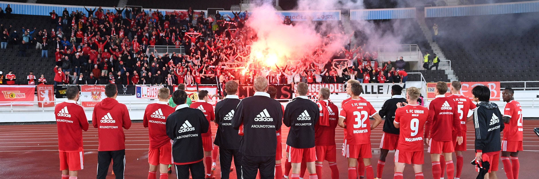 Bilder, nach denen sich jeder Fußball-Fan sehnt: Union feiert in Finnland mit den mitgereisten Anhängern den Sieg in der Europa Conference League. 