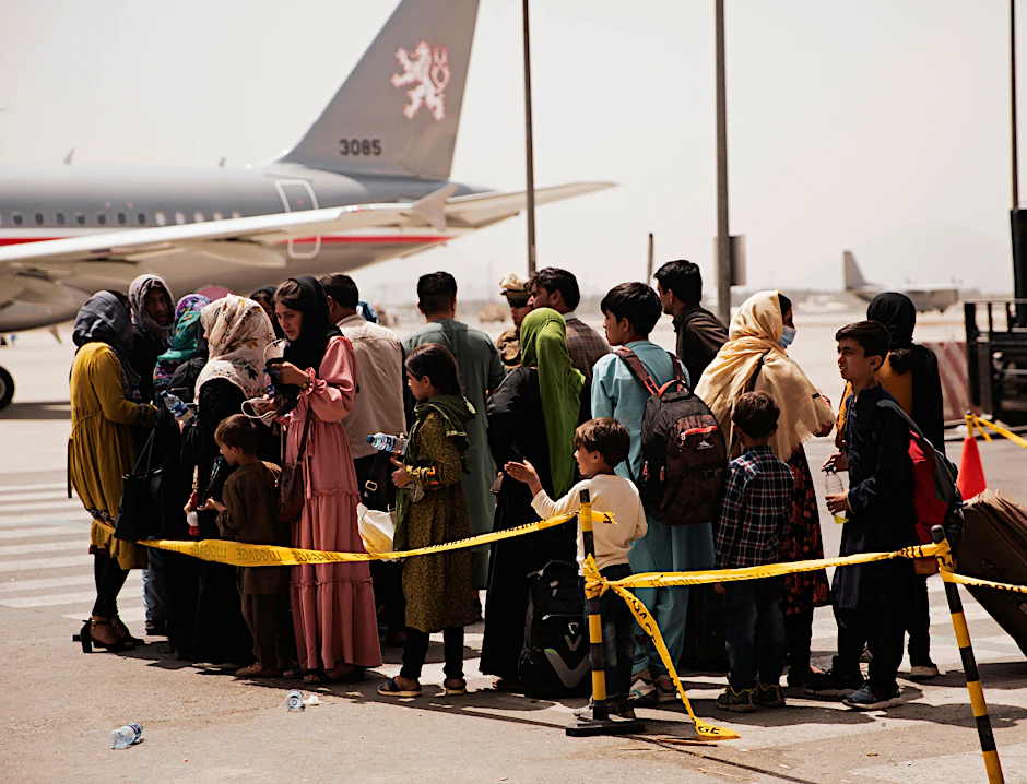 Am Flughafen in Kabul, Afghanistan: Menschen warten auf ihre Evakuierung mit dem Flugzeug. Weil es nicht genügend Sitzplätze gab, hingen sich einige verzweifelt an die Seiten der Maschine.