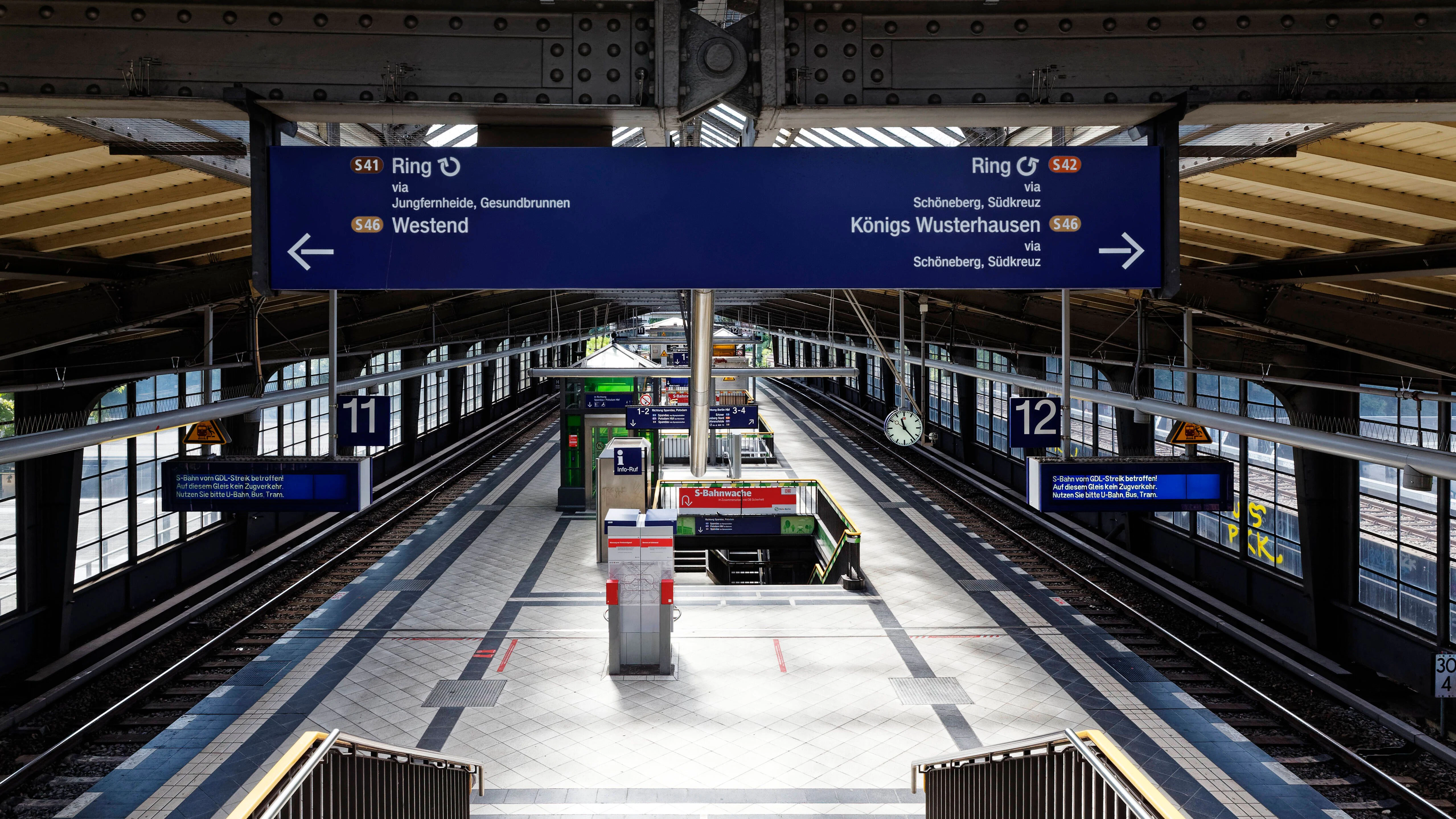 Keine S-Bahn, nirgends: Während des Warnstreiks in der vergangenen Woche gab es auf großen Teilen des Rings keinen S-Bahn-Betrieb. Der leere Ringbahnsteig im Bahnhof Westkreuz.