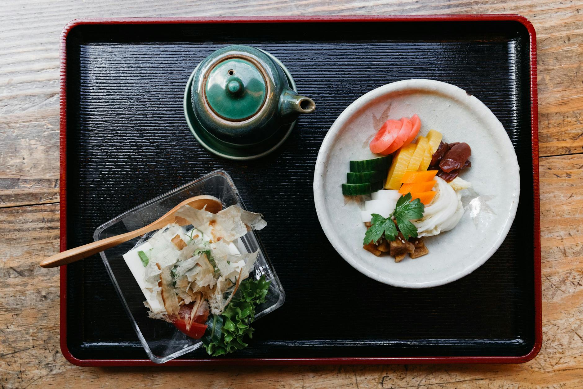  Frischer Tofu mit Thunfischflocken (links) und Osinko-Gemüse