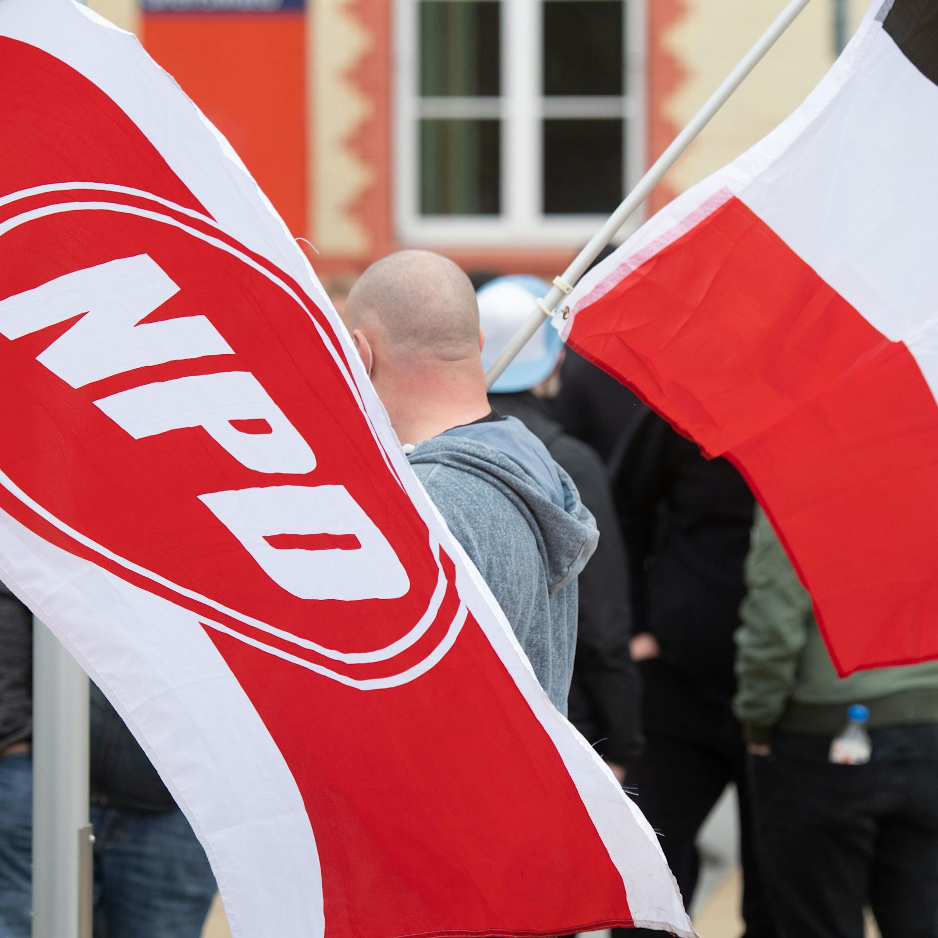 Hunderte offene Haftbefehle gegen Rechtsextreme