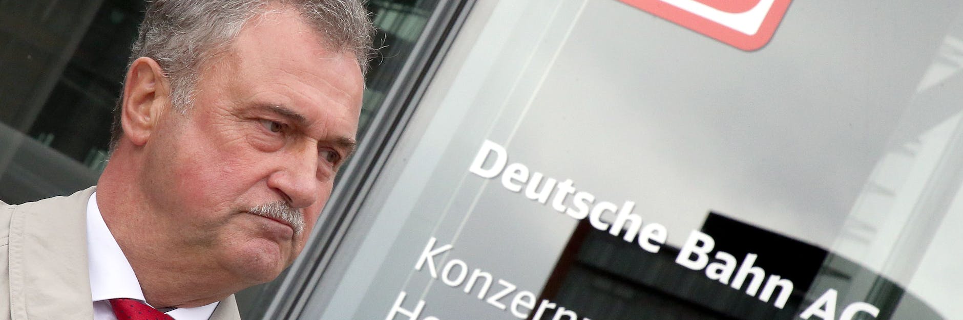 Klaus Weselsky, Chef der GDL, am Dienstag bei einer Protest-Kundgebung der Lokführer-Gewerkschaft GDL vor dem Bahn-Tower am Potsdamer Platz